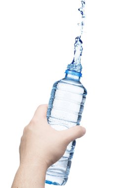 su şişesi tutan el