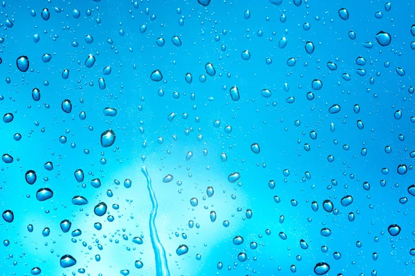 Goccia d'acqua su sfondo blu — Foto Stock