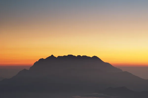 Berg mit Wolkenmeer — Stockfoto
