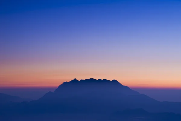 Montaña con océano de nubes — Foto de Stock