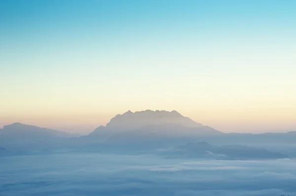 Montaña con océano de nubes —  Fotos de Stock