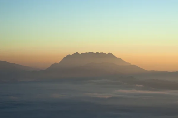 Mountain with ocean of clouds — Stock Photo, Image