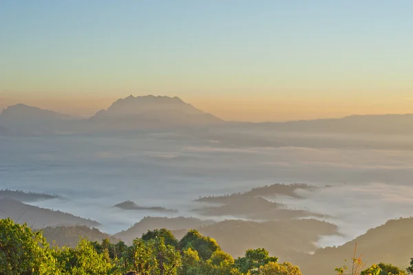 Montagne avec océan de nuages — Photo