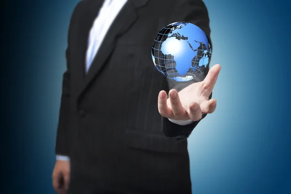 Uomo d'affari con la palla del globo digitale — Foto Stock