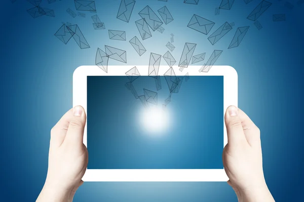 Tenere le mani e puntare sul tablet digitale bianco — Foto Stock