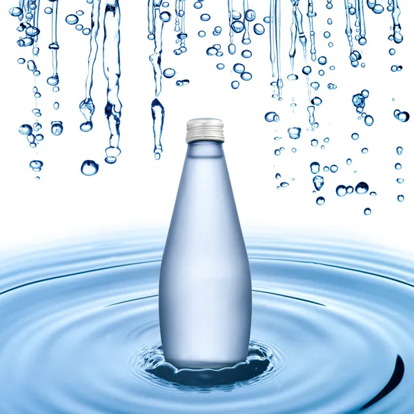 Butelka wody na ripple wody z kropli wody — Zdjęcie stockowe