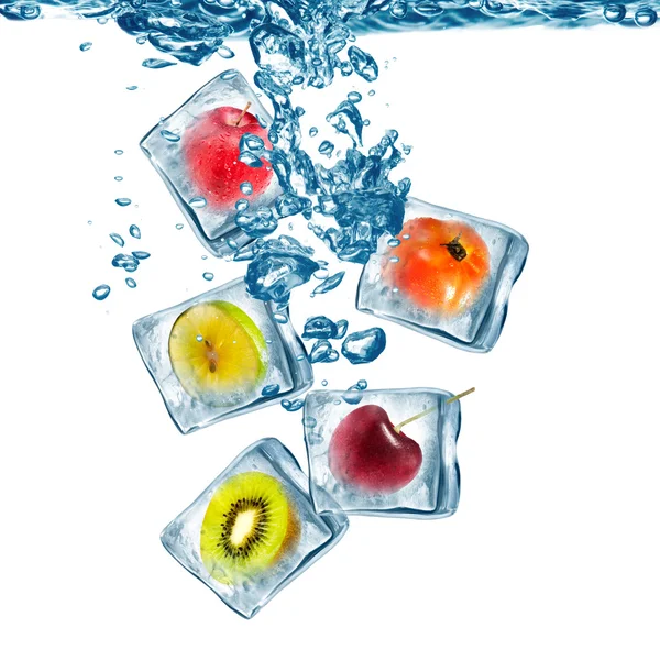 Varios Fruta congelada en cubo de hielo — Foto de Stock