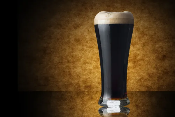 Ett glas mörk öl — Stockfoto