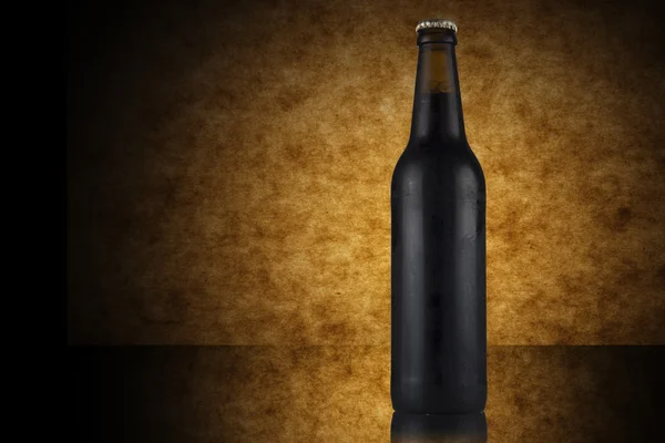 Темні пляшку пива — стокове фото