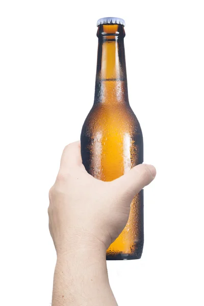Мужская рука держит пивную бутылку — стоковое фото
