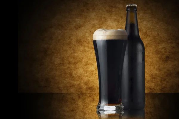 Glas en donker bier fles — Stockfoto