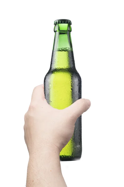 La mano del hombre sosteniendo la botella de cerveza — Foto de Stock