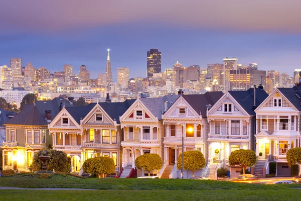 Alamo square bij avondschemering met wolken in de hemel — Stockfoto