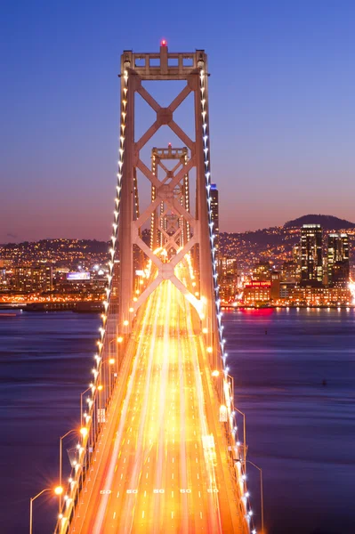 Bay bridge v době západu slunce a twilight — Stock fotografie