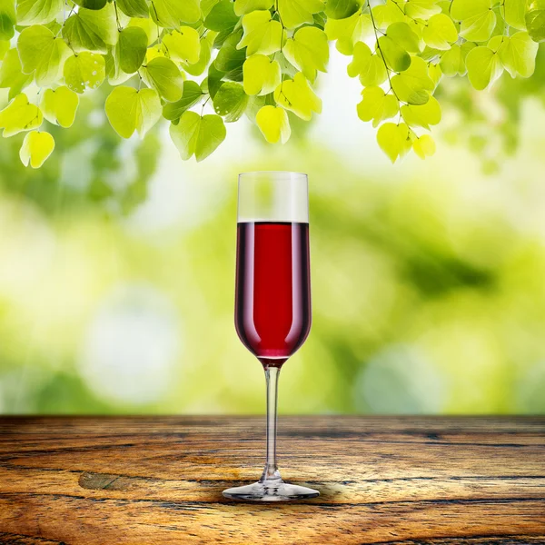 Красное вино на деревянном столе — стоковое фото