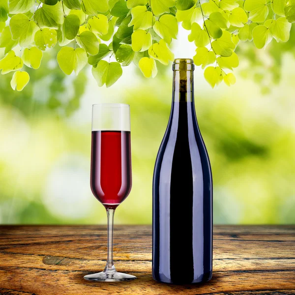 Ahşap masa üstünde kırmızı şarap — Stok fotoğraf
