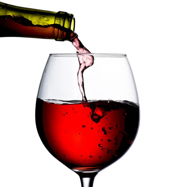 Vino rosso versato nel bicchiere — Foto Stock