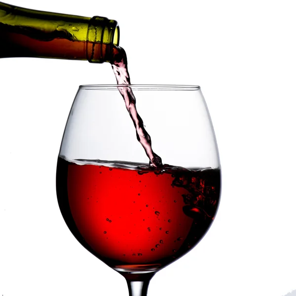 लाल शराब ग्लास में बह रही — स्टॉक फ़ोटो, इमेज