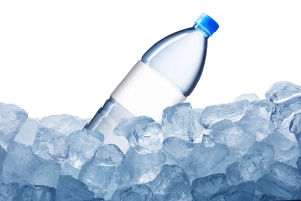 Botella de agua en cubo de hielo —  Fotos de Stock
