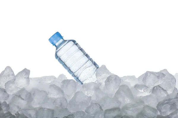 Fles water op ijsblokje — Stockfoto