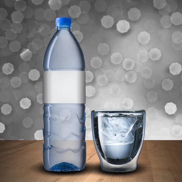 Vidro e garrafa de água — Fotografia de Stock