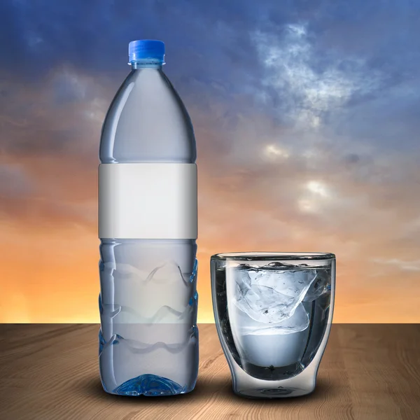 Verre et bouteille d'eau — Photo