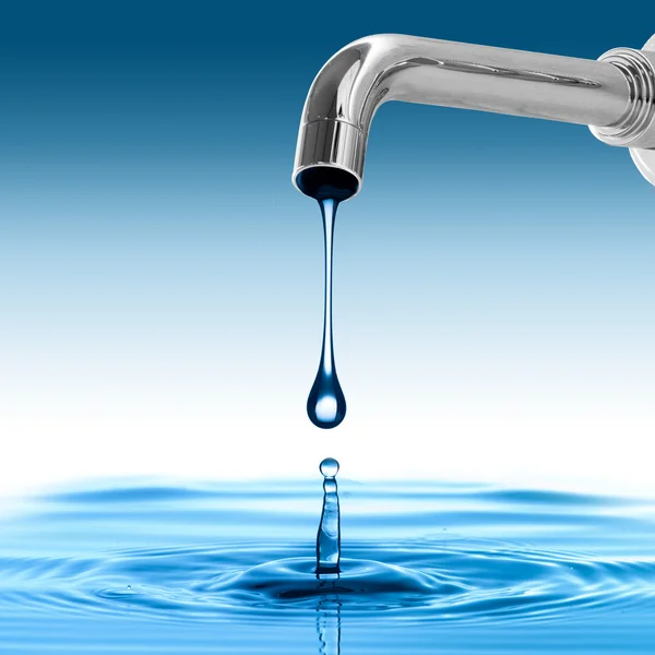 Su musluğundan su damlası.