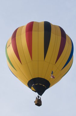Balon berrak mavi gökyüzünün üzerine