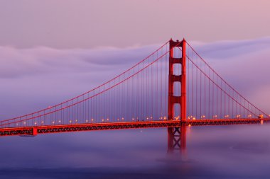 Golden gate Köprüsü ile sis