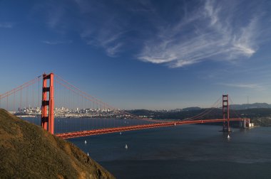 Golden gate berrak mavi gökyüzünün