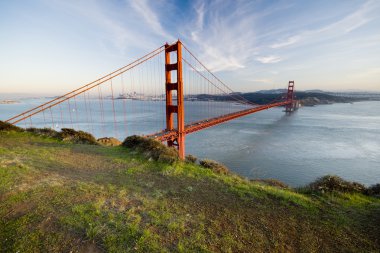 Golden gate berrak mavi gökyüzünün