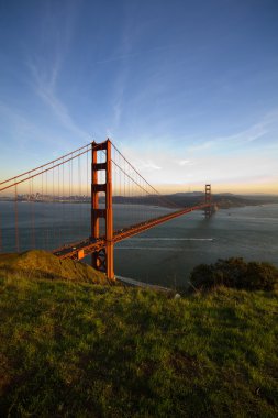 Golden gate berrak mavi gökyüzünün