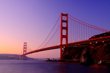 Alacakaranlıktaki altın kapı köprüsü