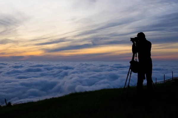 Photographe et nuages au coucher du soleil — Photo
