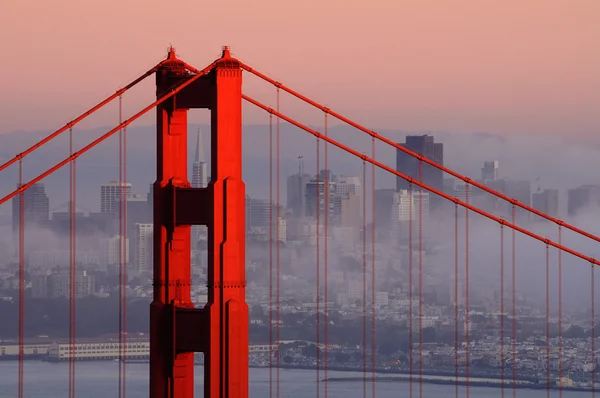 Ponte Golden Gate com nevoeiro — Fotografia de Stock