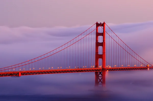 Golden gate bridge s mlhou — Stock fotografie