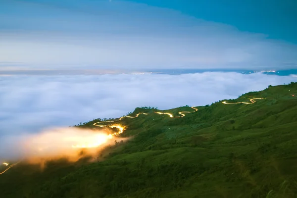 Gröna kullar och moln — Stockfoto