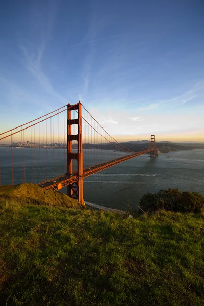 Golden gate i klarblå himmel — Stockfoto