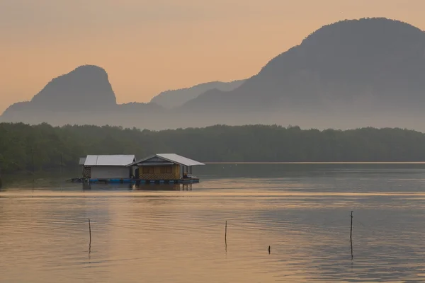 Schwimmendes Haus — Stockfoto