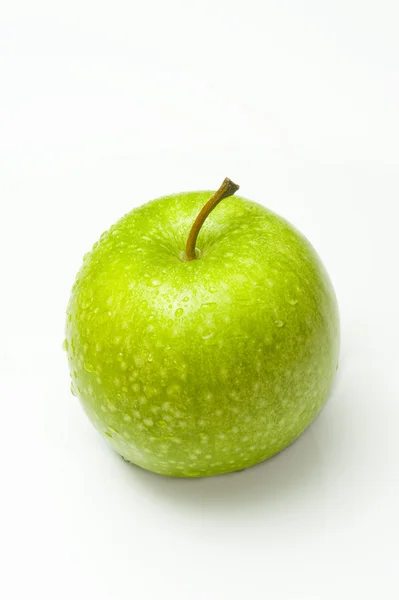 Su damlası ile yeşil elma — Stok fotoğraf