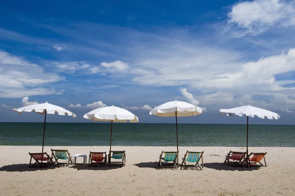 Strandstoler på sandstrand – stockfoto