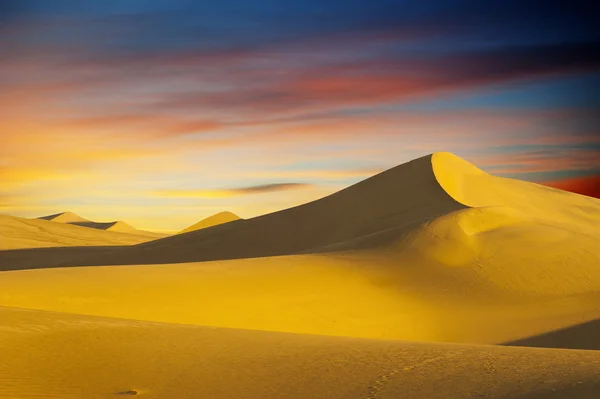 Zand woestijn bij zonsondergang tijd — Stockfoto