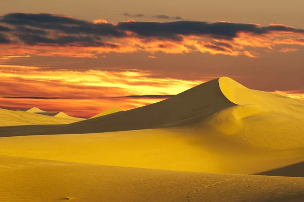 Zand woestijn bij zonsondergang tijd — Stockfoto