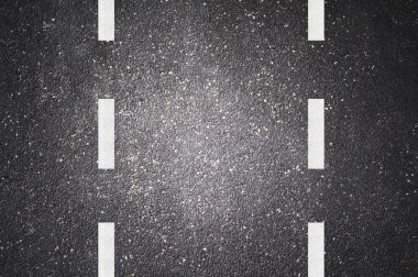 asfalt yol dokulu beyaz şerit ve