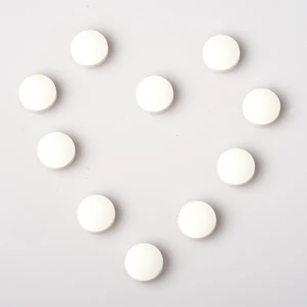 White pills form heart shape — Stock Photo, Image