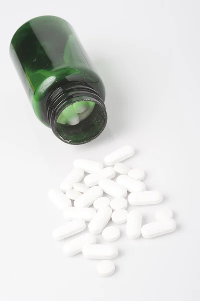 Pienestä pullosta vuotava lääke — kuvapankkivalokuva