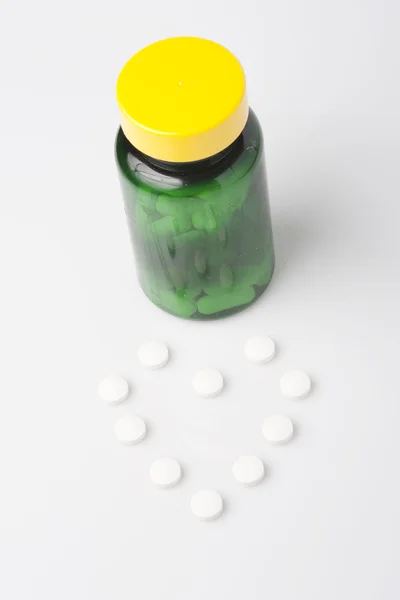 Pienestä pullosta vuotava lääke — kuvapankkivalokuva