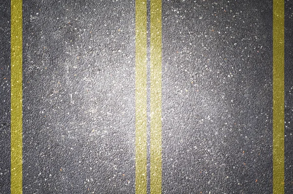 沥青道路纹理与黄色条纹 — 图库照片