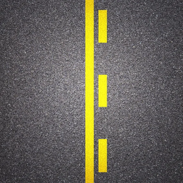 Texture de la route en asphalte avec bande jaune — Photo