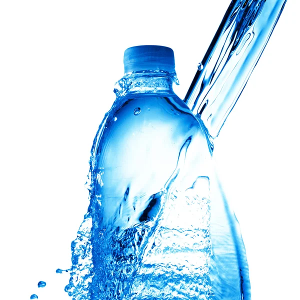 Butelka wody i plusk wody — Zdjęcie stockowe